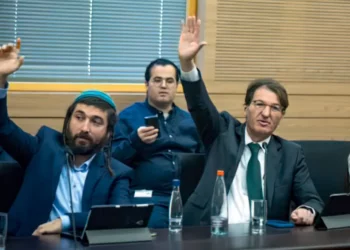 La coalición no cede en la ley de los asesores legales