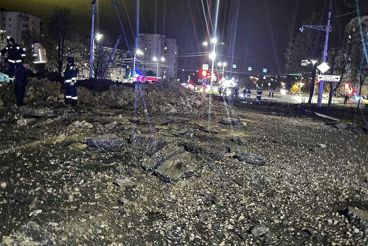 El sitio del cráter después de que el ejército ruso bombardeara accidentalmente Belgorod, Rusia, el 21 de abril de 2023. (Canal Telegram del gobernador de la región de Belgorod Vyacheslav Gladkov a través de AP)