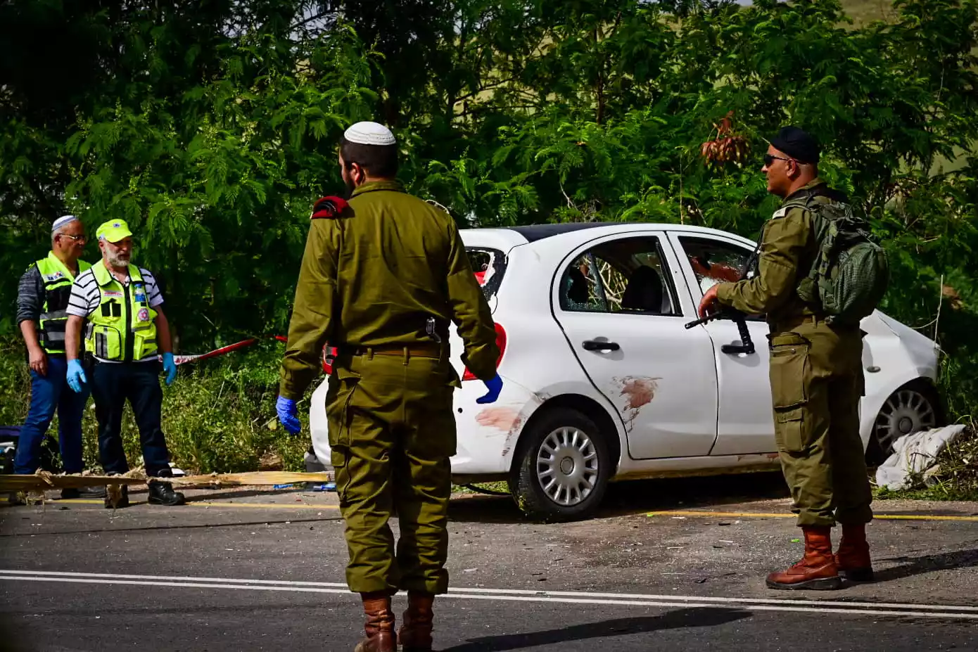 Soldados en el lugar de un mortal ataque terrorista a tiros en Cisjordania, cerca del asentamiento de Hamra, 7 de abril de 2023. (Michael Giladi/Flash90)