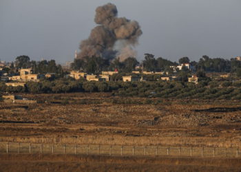 Ilustrativo: Una fotografía tomada desde los Altos del Golán israelíes muestra una columna de humo que se eleva durante los ataques aéreos que respaldan una ofensiva liderada por el gobierno sirio en la provincia suroccidental de Daraa, 23 de julio de 2018. (JALAA MAREY/AFP)