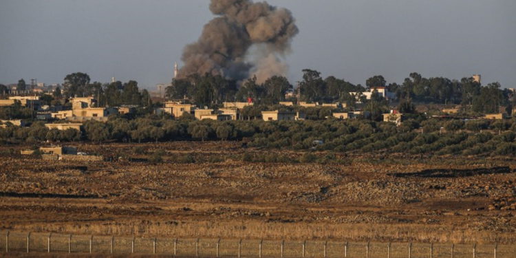 Ilustrativo: Una fotografía tomada desde los Altos del Golán israelíes muestra una columna de humo que se eleva durante los ataques aéreos que respaldan una ofensiva liderada por el gobierno sirio en la provincia suroccidental de Daraa, 23 de julio de 2018. (JALAA MAREY/AFP)