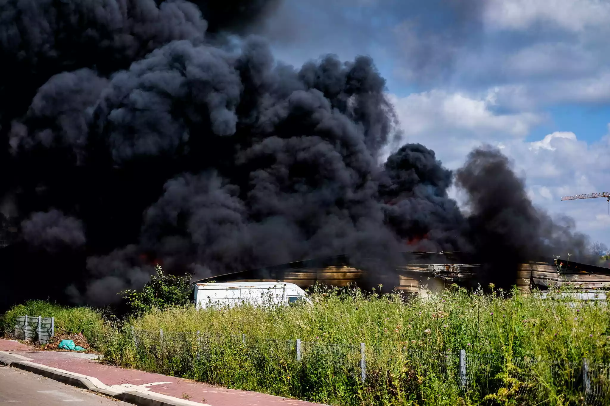 Los bomberos intentan extinguir un incendio provocado tras el impacto de un cohete disparado desde el Líbano cerca de la ciudad israelí de Shlomi, 6 de abril de 2023. (Fadi Amun/Flash90)