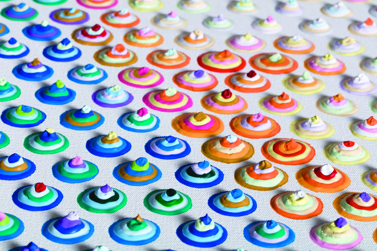 Un primer plano de los círculos multicapa en la obra neo-puntillista del artista Gavin Rain, presentada en la exposición 'Prime Ministers in Perspective', hasta el 7 de mayo de 2023 en la Galería Jerusalem Biennale (Clive Hassel).