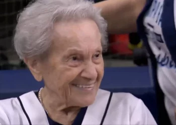Superviviente del Holocausto lanza primera bola en juego de los Rays
