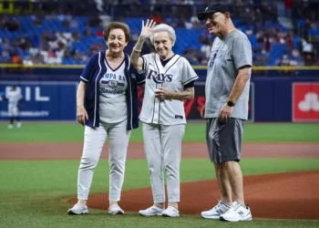 Superviviente del Holocausto hizo el primer lanzamiento en el partido Yankees-Rays