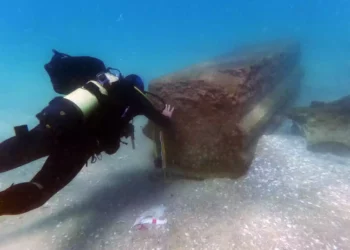Descubren un tesoro de mármol en un naufragio de hace 1.800 años en Israel