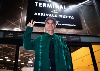 Robbie Williams aterriza en Israel “increiblemenete emocionado”