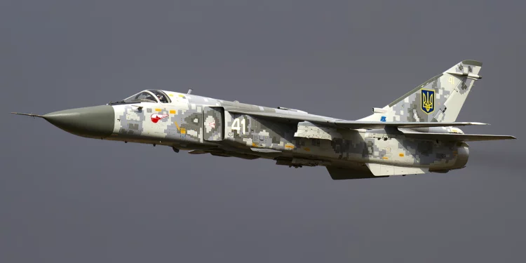 Rebeldes incendian avión militar Su-24 en planta de aviación Sukhoi