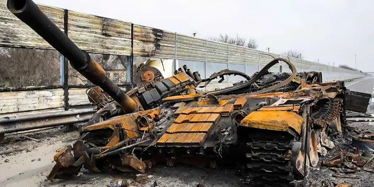 Tanques rusos caen ante la artillería ucraniana