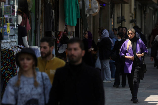 Mujeres iraníes serian despojadas de sus coches si son detenidas sin hiyab