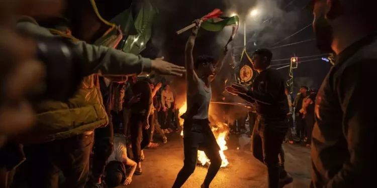 Habitantes de Gaza celebran el anuncio de alto el fuego
