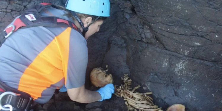 ¿Quiénes eran los jóvenes encontrados en la cueva del esqueleto canario?