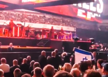 Un manifestante con bandera israelí irrumpe en concierto de Roger Waters en Frankfurt