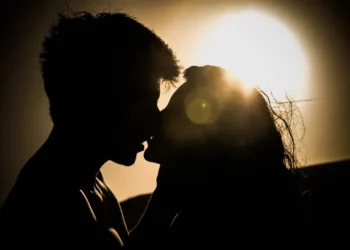 El beso milenario de Mesopotamia: una mirada al origen del amor