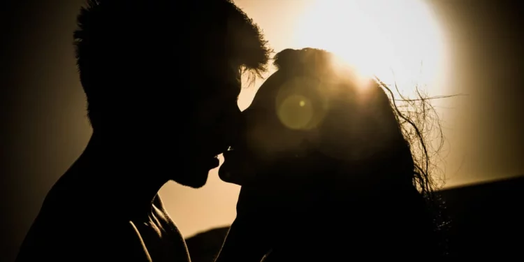 El beso milenario de Mesopotamia: una mirada al origen del amor