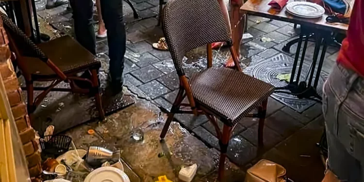 Gritos de una mujer en un bar de Tel Aviv por una cucaracha ocasionan estampida ante temor de un ataque terrorista