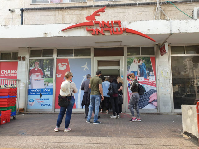 Pros y contras de hacer fila en Israel: Una experiencia única y desafiante