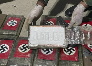 Cocaína con símbolos nazis interceptada por la policía en Perú