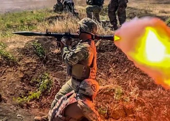 Fuerzas ucranianas usan lanzacohetes improvisado en combate contra Rusia