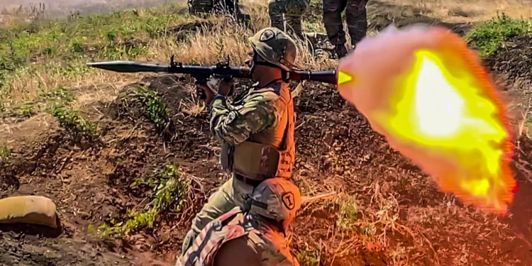 Fuerzas ucranianas usan lanzacohetes improvisado en combate contra Rusia