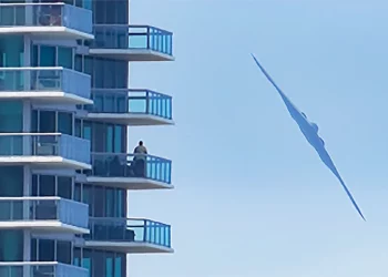El B-2 Spirit despliega sus alas en majestuoso vuelo sobre Miami