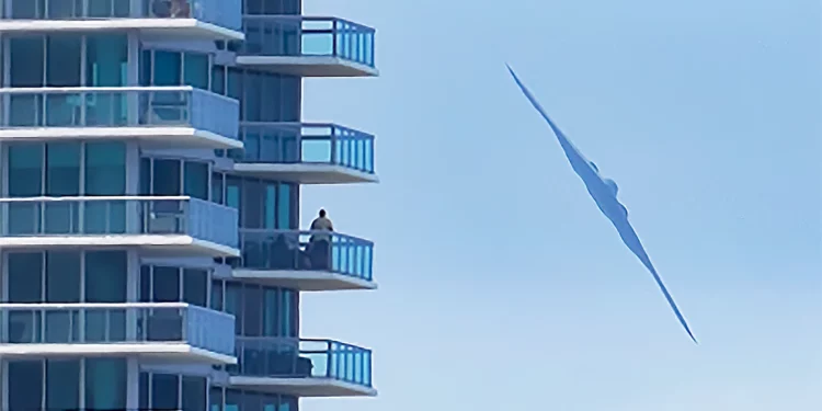 El B-2 Spirit despliega sus alas en majestuoso vuelo sobre Miami