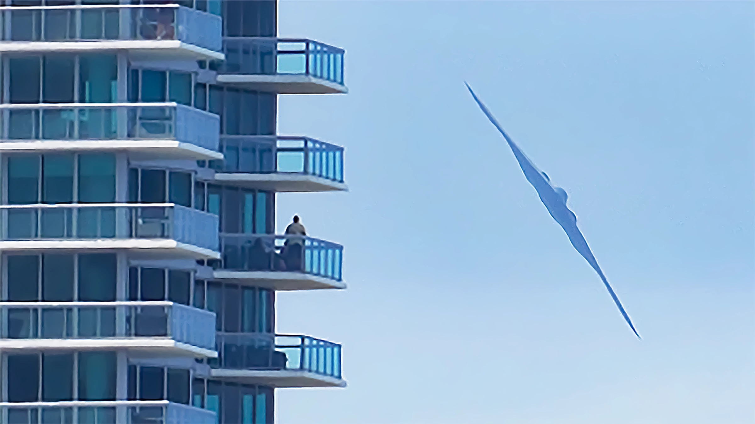 El B-2 Spirit despliega sus alas en majestuoso vuelo sobre Miami