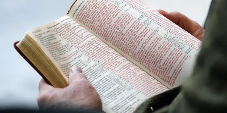 Utah reintegra la Biblia en las bibliotecas tras controversia