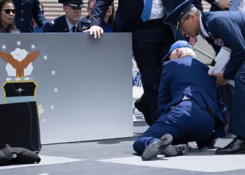 Joe Biden sufre nueva caída aparatosa