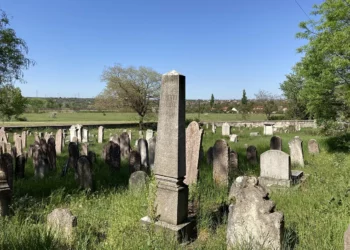 Una ciudad lituana se compromete a preservar un antiguo cementerio judío que pretendía excavar
