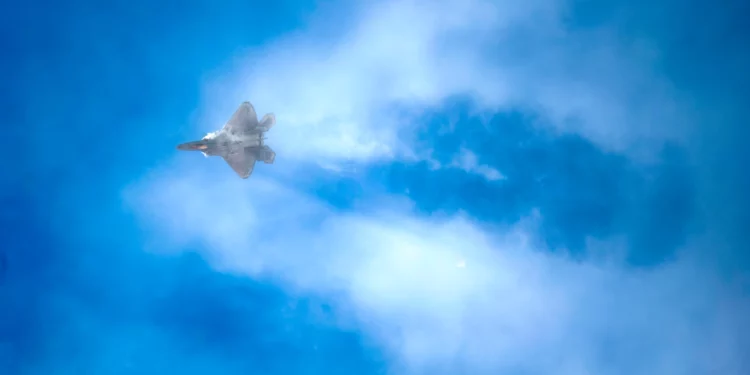 El indomable “cóndor” F-22 Raptor: emperador de los cielos