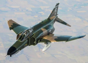 F-4 Phantom evita por poco colisionar con una camioneta
