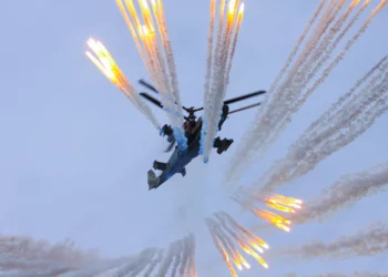 Helicóptero Ka-52 de Rusia evade misiles antiaéreos con señuelos