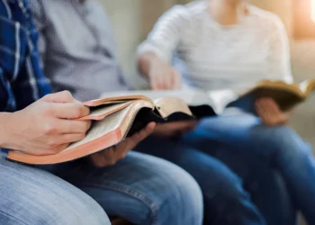 Biblia excluida de las aulas en Utah debido a su contenido “inadecuado para los jóvenes”