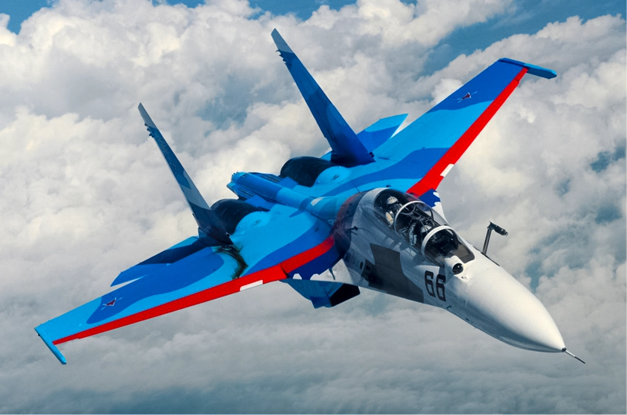 Su-30 ruso utiliza sistema de guerra electrónica para interceptar F-35