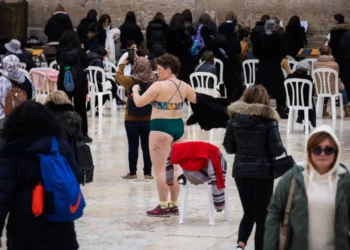 Mujer acusada de alterar el orden público tras protesta en el Muro Occidental