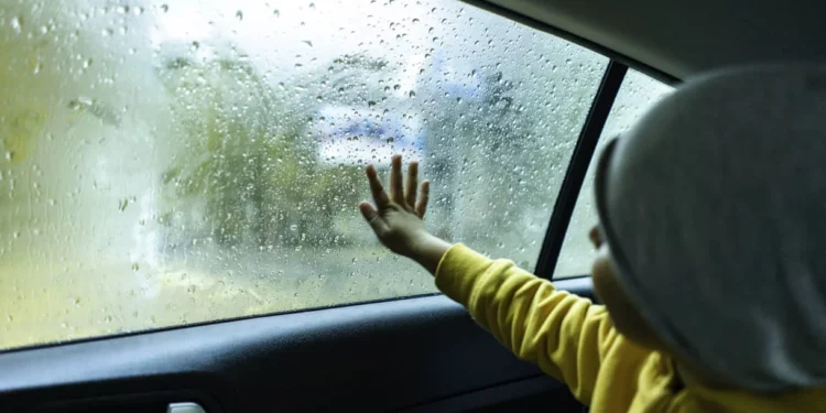 Padres israelíes olvidan a su hija en el coche durante toda la noche