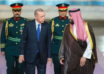 Turquía busca inversión extranjera de Arabia Saudí El presidente turco, Recep Tayyip Erdogan, está realizando una gira de tres días por los países del Golfo para tratar de atraer inversión extranjera para la maltrecha economía de su país, incluso de antiguos rivales de Ankara. Más artículos de The Media Line en themedialine.org Erdogan ha visitado a Mohammed bin Salman, de Arabia Saudí, y a Emiratos Árabes Unidos, dos países que han visto el empuje de Turquía para estrechar lazos. También ha visitado Qatar, uno de los aliados más fuertes de Turquía. La agencia estatal de noticias de Turquía informó de que Erdogan dijo que quería que el viaje condujera a acuerdos de inversión. Cem Cakmaklı, profesor adjunto de Economía en la Universidad Koc de Estambul, declaró a The Media Line que los países del Golfo estarían especialmente interesados en invertir en el importante sector turístico de Turquía, así como en los sectores sanitario y bancario. "Turquía necesita desesperadamente depósitos extranjeros", afirmó Cakmaklı. "Tenemos una enorme balanza por cuenta corriente; tenemos una enorme deuda externa". Cakmakl añadió que la devaluada lira turca hace que las compras en el país sean baratas para los inversores extranjeros y que el país podría ser un mercado atractivo debido al número de consumidores de Turquía, con una población de unos 80 millones de personas. Afirmó que es poco probable que los países occidentales puedan ser una fuerte fuente de inversión en la actualidad porque están manteniendo los fondos dentro de sus propios países en medio de una subida de los tipos de interés. Al mismo tiempo, Erdogan está cambiando su enfoque político hacia el Este. "Turquía quiere utilizar sus lazos culturales [y] también sus lazos personales con estos países para atraer inversión extranjera directa", dijo Cakmaklı. "Turquía se está inclinando más hacia el este que hacia el oeste (...) así que los países del Golfo eran una especie de destino natural para la inversión extranjera directa". Durante el viaje, se anunció un acuerdo para que Arabia Saudí compre drones fabricados por una empresa turca. Los drones Bayraktar han adquirido fama internacional tras el uso que Ucrania ha hecho de ellos para frustrar los ataques rusos en el país. Aunque la empresa es privada, uno de sus propietarios es el yerno de Erdogan, y los analistas afirman que la venta de armas está estrictamente regulada por los gobiernos. Timothy Ash, economista especializado en Turquía y estratega de BlueBay Asset Management, declaró a The Media Line que el acuerdo con Arabia Saudí era muy significativo teniendo en cuenta los estrechos vínculos de la empresa con Erdogan. En su opinión, refleja el interés de los países por desarrollar una industria militar nacional y una forma de diversificarse lejos de Estados Unidos. "La región quiere ser cada vez más independiente en materia de defensa y Turquía se lo ofrece", afirmó Ash. Ankara y Riad solían ser enemigas, alcanzando un punto bajo en su relación tras el asesinato en 2018 del periodista saudí Jamal Khashoggi en el consulado saudí en Estambul. Tras el suceso, los medios progubernamentales de Turquía informaron continuamente de filtraciones sobre supuestas informaciones relacionadas con la muerte de Khashoggi y una supuesta grabación de audio de la misma, lo que supuso una importante presión internacional sobre Riad y Bin Salman. Erdogan regaló el primer coche eléctrico de producción nacional de Turquía, el Togg, tanto al emir de Qatar, jeque Tamim bin Hamad al Thani, como al de Arabia Saudí, Bin Salman. El viaje se produce en medio de grandes preocupaciones por la economía turca, con una inflación registrada en junio del 38%. Sin embargo, economistas independientes han argumentado que la tasa real es muy superior a la declarada por el gobierno, y el año pasado se creía que la inflación superaba el 180%. La divisa sufrió otro varapalo tras la reelección de Erdogan y la victoria de su partido para mantener la mayoría en el Parlamento. Fue una victoria sorpresa para muchos, después de que varios sondeos mostraran que la oposición tenía muchas posibilidades de ganar, animada por el golpe a la popularidad de Erdogan debido a la preocupación de los votantes por la economía. El enfoque poco ortodoxo de las políticas financieras del presidente turco, que ha incluido el mantenimiento de tipos de interés bajos a pesar de la creciente inflación, ha sido culpado de la crisis monetaria del país y de la falta de inversión extranjera. Muchos inversores también se han asustado por el control que Erdogan ejerce sobre la economía, como el nombramiento de uno de sus yernos como ministro de Finanzas. Aunque se especula con la posibilidad de que Turquía solicite un préstamo al Fondo Monetario Internacional, Cakmaklı cree que es poco probable debido a la necesidad de transparencia si un país obtiene un préstamo de la organización financiera transnacional. "En los últimos tres años, debido a este riesgo y a una política económica un tanto contraintuitiva, la inversión extranjera directa se ha retraído en muchos sentidos", declaró Cakmaklı a The Media Line. Recientemente, el Gobierno ha tomado medidas para responder a algunas de las críticas contra su política monetaria, como el aumento de los tipos de interés y la incorporación de economistas de prestigio a los puestos de ministro de Finanzas y director del Banco Central.