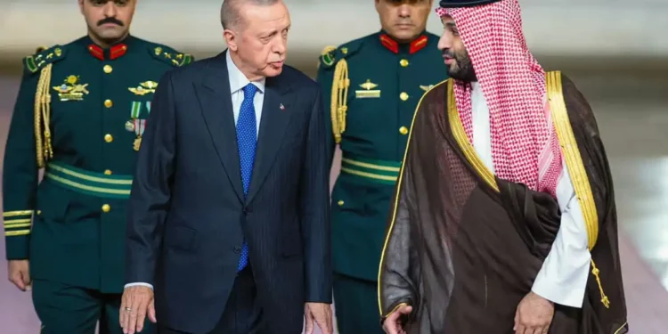 Turquía busca inversión extranjera de Arabia Saudí El presidente turco, Recep Tayyip Erdogan, está realizando una gira de tres días por los países del Golfo para tratar de atraer inversión extranjera para la maltrecha economía de su país, incluso de antiguos rivales de Ankara. Más artículos de The Media Line en themedialine.org Erdogan ha visitado a Mohammed bin Salman, de Arabia Saudí, y a Emiratos Árabes Unidos, dos países que han visto el empuje de Turquía para estrechar lazos. También ha visitado Qatar, uno de los aliados más fuertes de Turquía. La agencia estatal de noticias de Turquía informó de que Erdogan dijo que quería que el viaje condujera a acuerdos de inversión. Cem Cakmaklı, profesor adjunto de Economía en la Universidad Koc de Estambul, declaró a The Media Line que los países del Golfo estarían especialmente interesados en invertir en el importante sector turístico de Turquía, así como en los sectores sanitario y bancario. "Turquía necesita desesperadamente depósitos extranjeros", afirmó Cakmaklı. "Tenemos una enorme balanza por cuenta corriente; tenemos una enorme deuda externa". Cakmakl añadió que la devaluada lira turca hace que las compras en el país sean baratas para los inversores extranjeros y que el país podría ser un mercado atractivo debido al número de consumidores de Turquía, con una población de unos 80 millones de personas. Afirmó que es poco probable que los países occidentales puedan ser una fuerte fuente de inversión en la actualidad porque están manteniendo los fondos dentro de sus propios países en medio de una subida de los tipos de interés. Al mismo tiempo, Erdogan está cambiando su enfoque político hacia el Este. "Turquía quiere utilizar sus lazos culturales [y] también sus lazos personales con estos países para atraer inversión extranjera directa", dijo Cakmaklı. "Turquía se está inclinando más hacia el este que hacia el oeste (...) así que los países del Golfo eran una especie de destino natural para la inversión extranjera directa". Durante el viaje, se anunció un acuerdo para que Arabia Saudí compre drones fabricados por una empresa turca. Los drones Bayraktar han adquirido fama internacional tras el uso que Ucrania ha hecho de ellos para frustrar los ataques rusos en el país. Aunque la empresa es privada, uno de sus propietarios es el yerno de Erdogan, y los analistas afirman que la venta de armas está estrictamente regulada por los gobiernos. Timothy Ash, economista especializado en Turquía y estratega de BlueBay Asset Management, declaró a The Media Line que el acuerdo con Arabia Saudí era muy significativo teniendo en cuenta los estrechos vínculos de la empresa con Erdogan. En su opinión, refleja el interés de los países por desarrollar una industria militar nacional y una forma de diversificarse lejos de Estados Unidos. "La región quiere ser cada vez más independiente en materia de defensa y Turquía se lo ofrece", afirmó Ash. Ankara y Riad solían ser enemigas, alcanzando un punto bajo en su relación tras el asesinato en 2018 del periodista saudí Jamal Khashoggi en el consulado saudí en Estambul. Tras el suceso, los medios progubernamentales de Turquía informaron continuamente de filtraciones sobre supuestas informaciones relacionadas con la muerte de Khashoggi y una supuesta grabación de audio de la misma, lo que supuso una importante presión internacional sobre Riad y Bin Salman. Erdogan regaló el primer coche eléctrico de producción nacional de Turquía, el Togg, tanto al emir de Qatar, jeque Tamim bin Hamad al Thani, como al de Arabia Saudí, Bin Salman. El viaje se produce en medio de grandes preocupaciones por la economía turca, con una inflación registrada en junio del 38%. Sin embargo, economistas independientes han argumentado que la tasa real es muy superior a la declarada por el gobierno, y el año pasado se creía que la inflación superaba el 180%. La divisa sufrió otro varapalo tras la reelección de Erdogan y la victoria de su partido para mantener la mayoría en el Parlamento. Fue una victoria sorpresa para muchos, después de que varios sondeos mostraran que la oposición tenía muchas posibilidades de ganar, animada por el golpe a la popularidad de Erdogan debido a la preocupación de los votantes por la economía. El enfoque poco ortodoxo de las políticas financieras del presidente turco, que ha incluido el mantenimiento de tipos de interés bajos a pesar de la creciente inflación, ha sido culpado de la crisis monetaria del país y de la falta de inversión extranjera. Muchos inversores también se han asustado por el control que Erdogan ejerce sobre la economía, como el nombramiento de uno de sus yernos como ministro de Finanzas. Aunque se especula con la posibilidad de que Turquía solicite un préstamo al Fondo Monetario Internacional, Cakmaklı cree que es poco probable debido a la necesidad de transparencia si un país obtiene un préstamo de la organización financiera transnacional. "En los últimos tres años, debido a este riesgo y a una política económica un tanto contraintuitiva, la inversión extranjera directa se ha retraído en muchos sentidos", declaró Cakmaklı a The Media Line. Recientemente, el Gobierno ha tomado medidas para responder a algunas de las críticas contra su política monetaria, como el aumento de los tipos de interés y la incorporación de economistas de prestigio a los puestos de ministro de Finanzas y director del Banco Central.