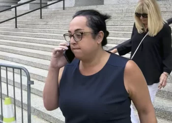 Mujer de Florida condenada por robar $2,8 millones a un superviviente del Holocausto