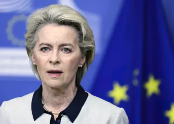 La presidenta de la Comisión Europea, Ursula von der Leyen, habla durante un comunicado de prensa sobre Ucrania, en la sede de la UE en Bruselas, el 24 de febrero de 2022. (Kenzo Tribouillard, Pool Photo vía AP)