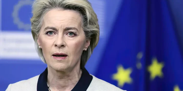 La presidenta de la Comisión Europea, Ursula von der Leyen, habla durante un comunicado de prensa sobre Ucrania, en la sede de la UE en Bruselas, el 24 de febrero de 2022. (Kenzo Tribouillard, Pool Photo vía AP)