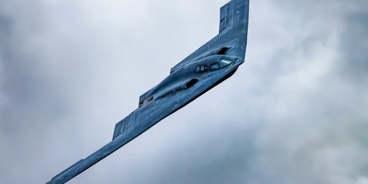 El B-2 Spirit realiza histórico reabastecimiento en Noruega