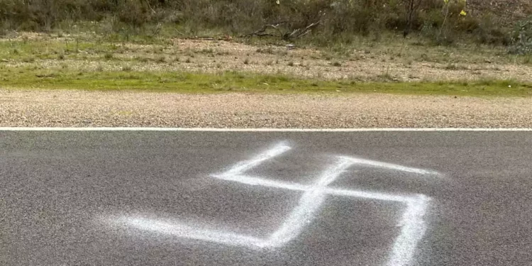 Esvástica nazi pintada en carretera de Australia