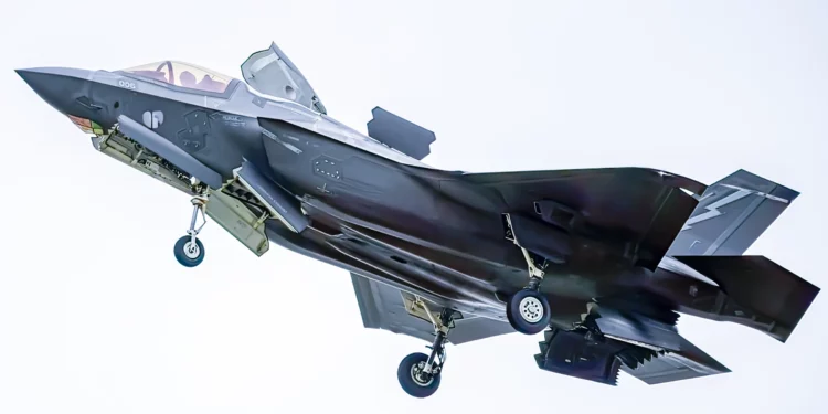 F-35B aterriza en una autopista del sur de California