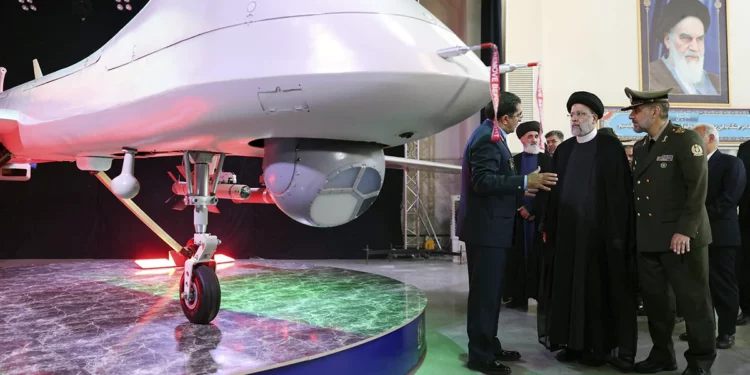 Irán exhibe el dron Mohajer-10 capaz de llegar a Israel