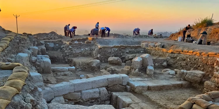 Anfiteatro militar romano de color rojo sangre hallado en Israel