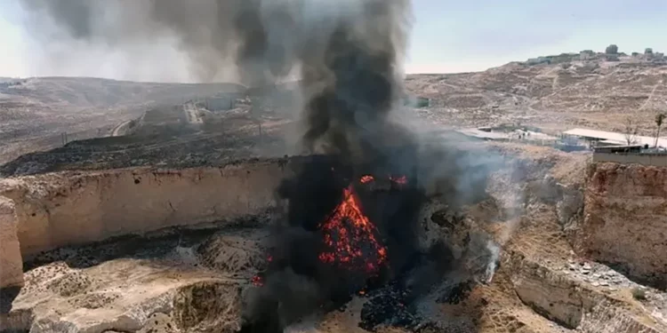 Árabes queman un vertedero ilegal en Binyamin