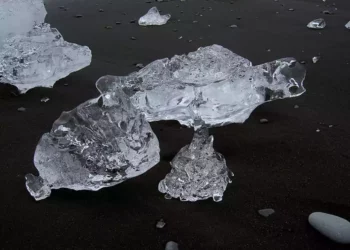 Bloque de hielo cae del cielo y traspasa el techo de una casa