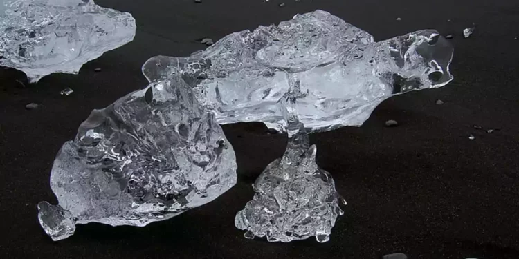 Bloque de hielo cae del cielo y traspasa el techo de una casa